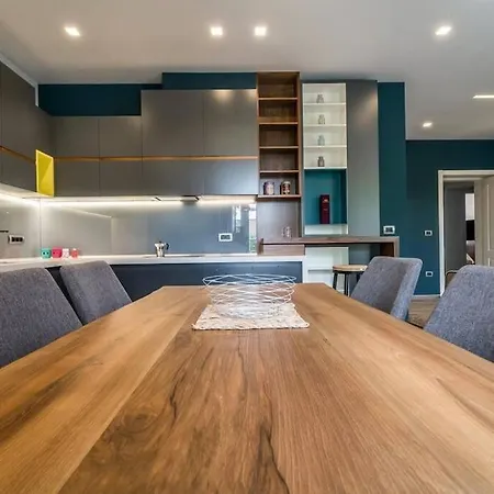 Blloku Deluxe 1br/ap Apartman Tirana